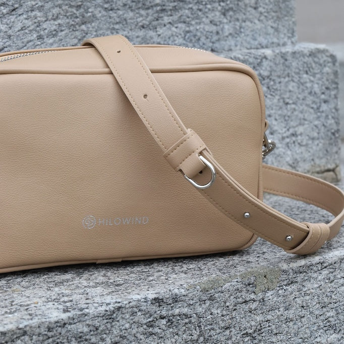 Beige HILOWIND Dog Walking Bag aus Apfelleder – nachhaltige vegane Leder-Alternative mit fein strukturierter Oberfläche.