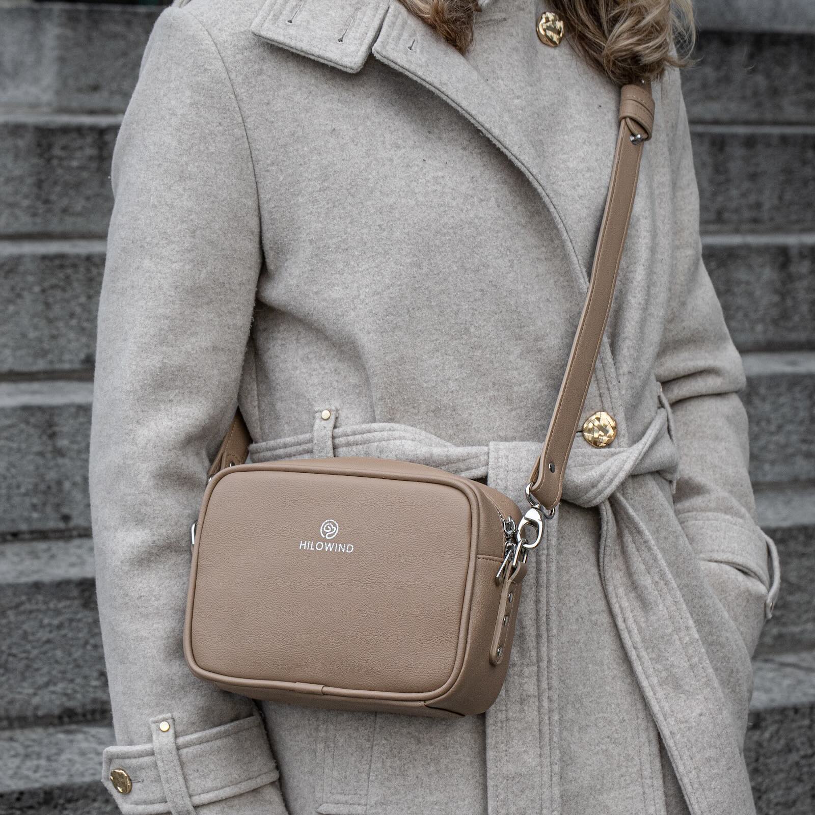 Umgehängte Gassitasche von HILOWIND in beige aus veganem Apfelleder.