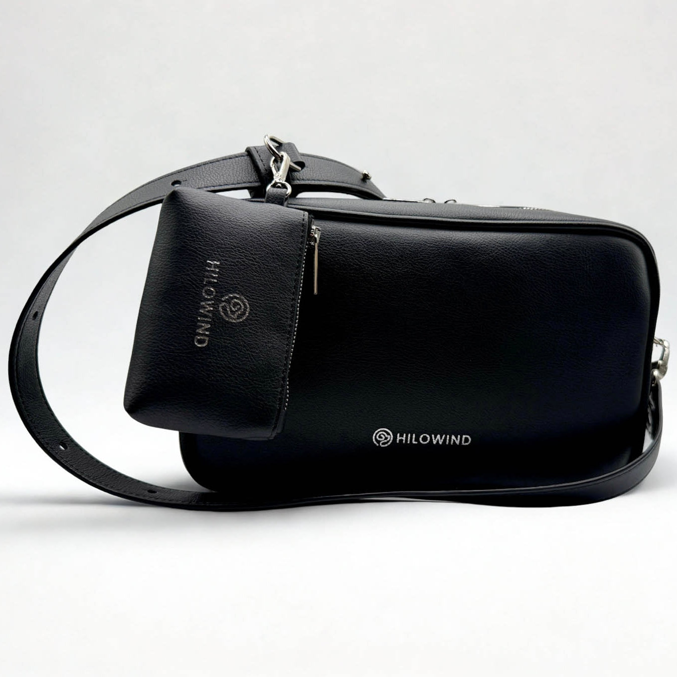 Vorderansicht HILOWIND Gassitasche YUNO in schwarz mit Kotbeutelspender aus veganem Apfelleder, handgefertigt in Portugal.