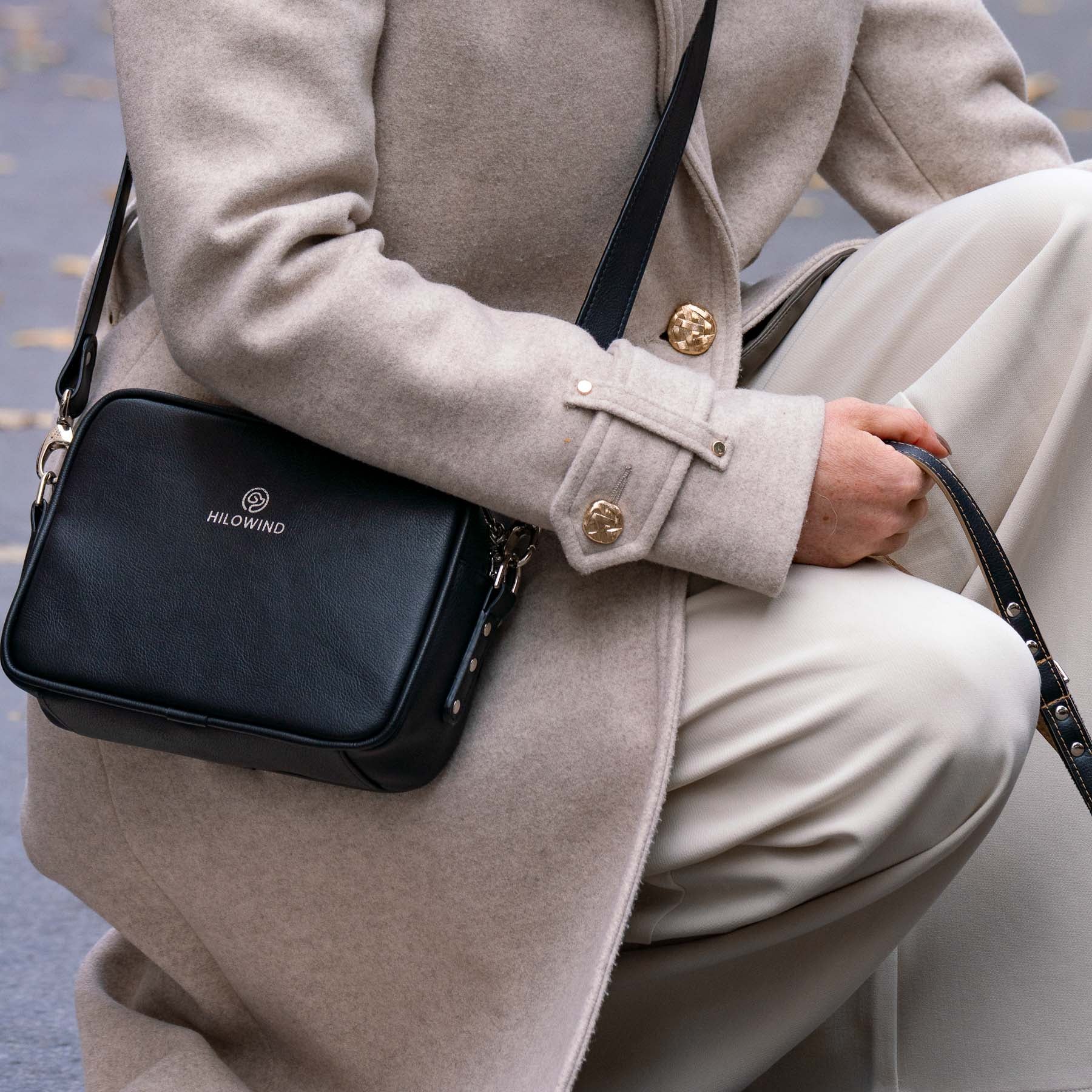 Crossbody Handtasche von HILOWIND aus Apfelleder in schwarz.
