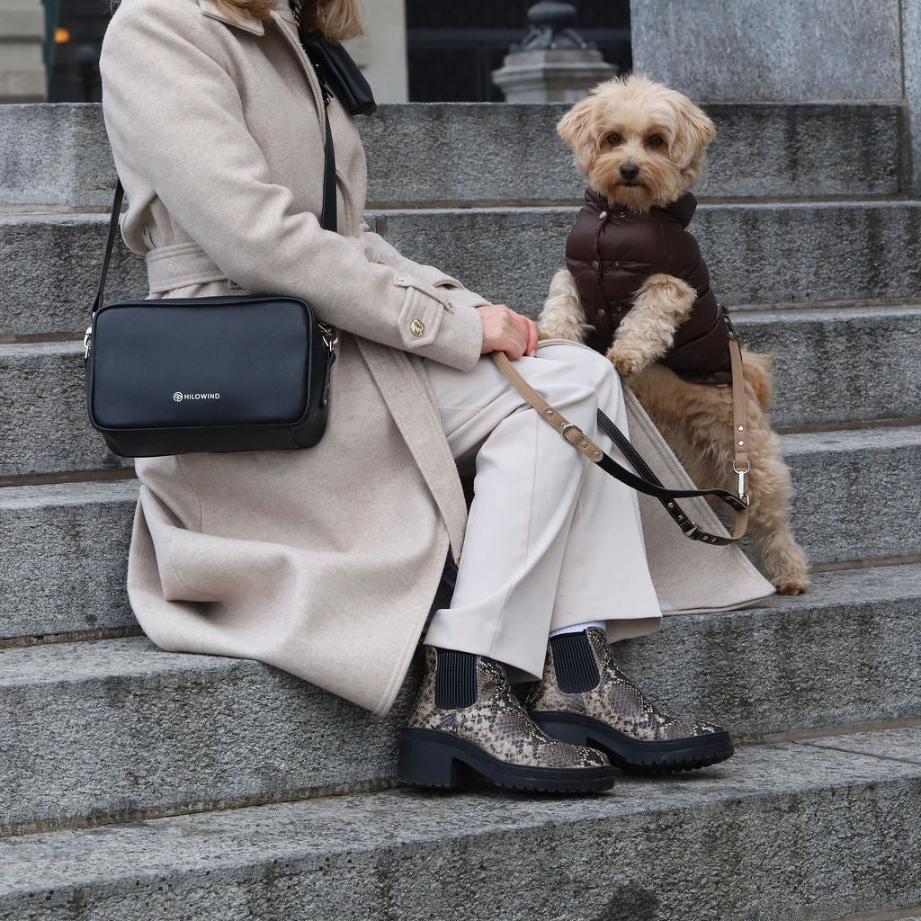 Gassitasche von HILOWIND in schwarz als Crossbody mit Hundeleine aus veganem Apfelleder.