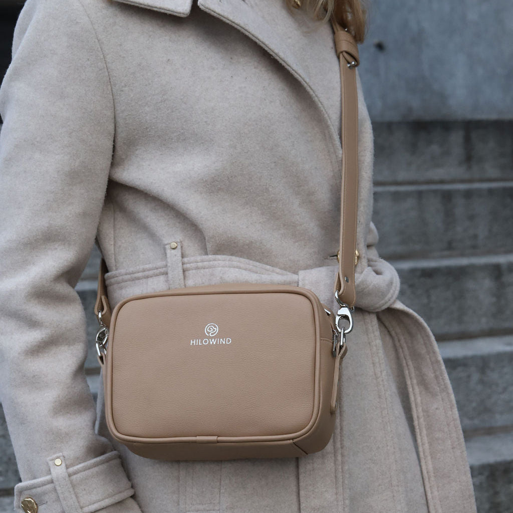 Handtasche aus Apfelleder von HILOWIND getragen in beige. 