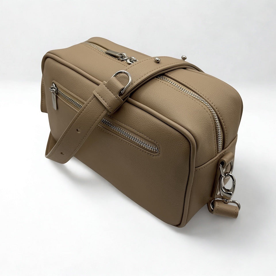 Rückansicht HILOWIND Gassitasche YUNO in beige aus veganem Apfelleder, handgefertigt in Portugal.