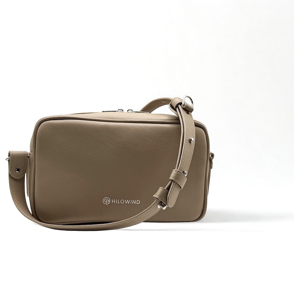 Vorderansicht HILOWIND Gassitasche YUNO in beige aus veganem Apfelleder, handgefertigt in Portugal.